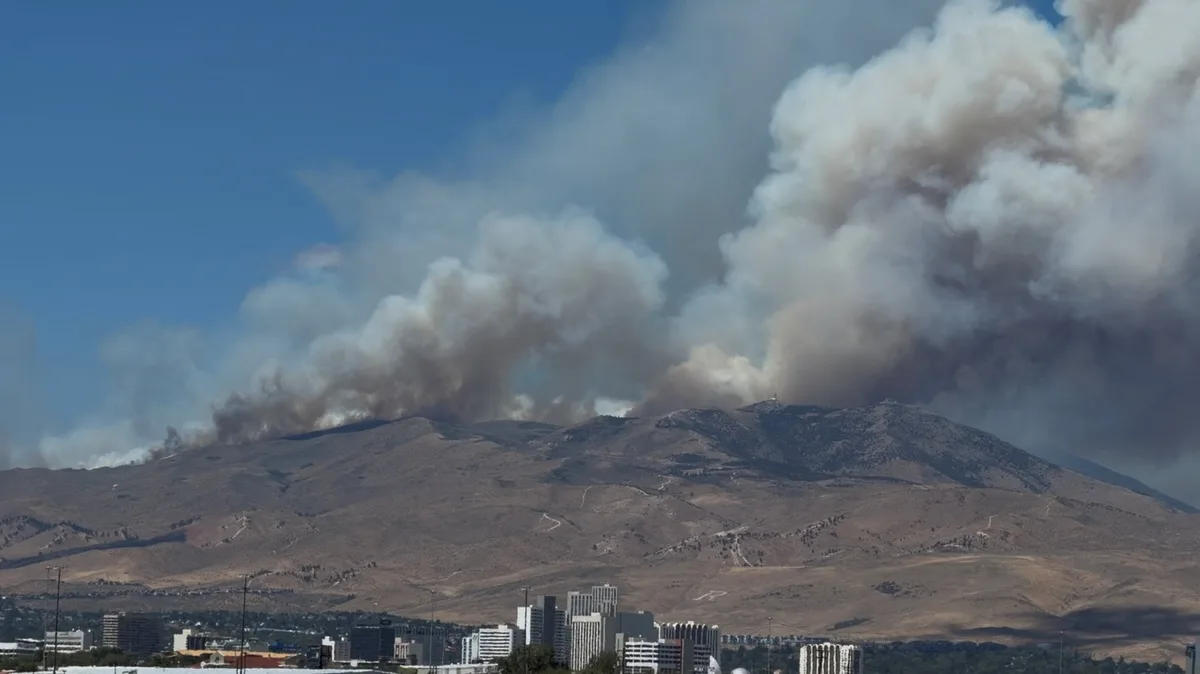 Un incendio forestal en Nevada se extiende por más de 4.000 hectáreas y obliga miles de evacuaciones