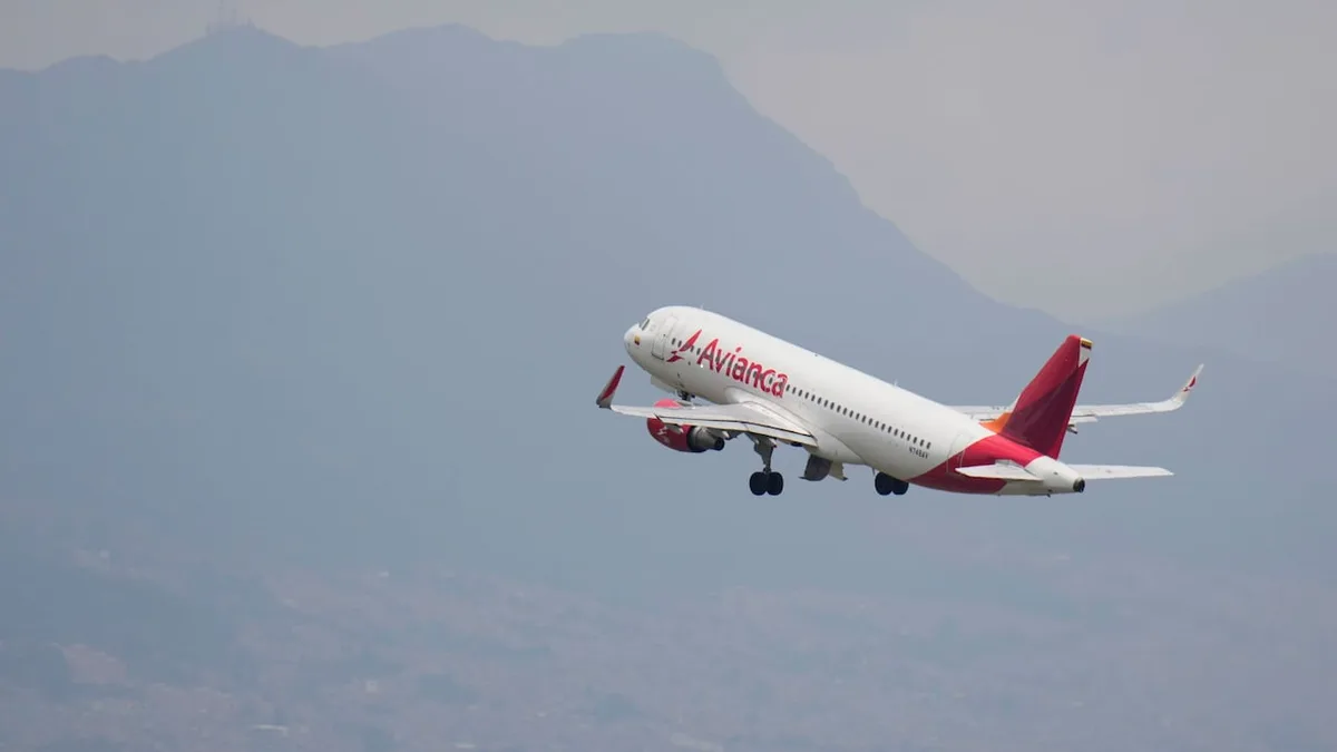 8 people hospitalized after turbulence forces Medellin-New York flight to divert to Miami
