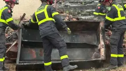 "Ça commence par là, la démolition, le nettoyage…" : au Porge, la sécurité civile aide les sinistrés à déblayer leur terrain avant la reconstruction