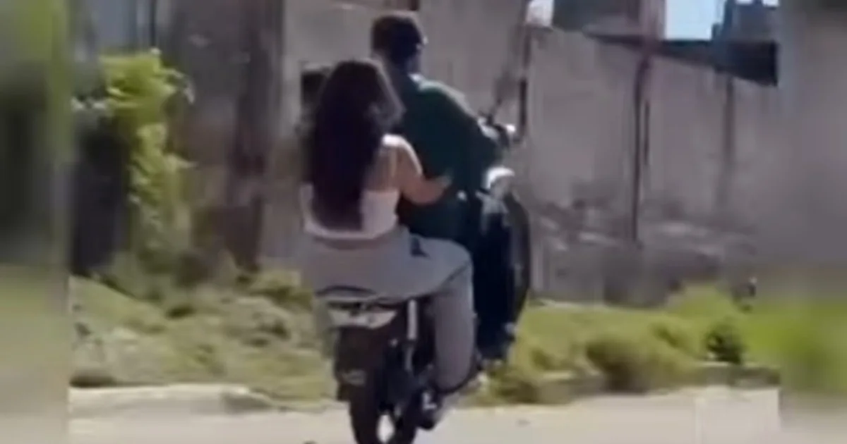 "Un wheelie con el gordito": con su bebé en brazos, una pareja hizo una maniobra peligrosa en una moto
