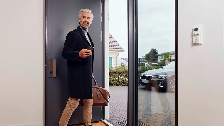 Tür vergessen abzuschließen? Dieses smarte Alarmsystem regelt das automatisch