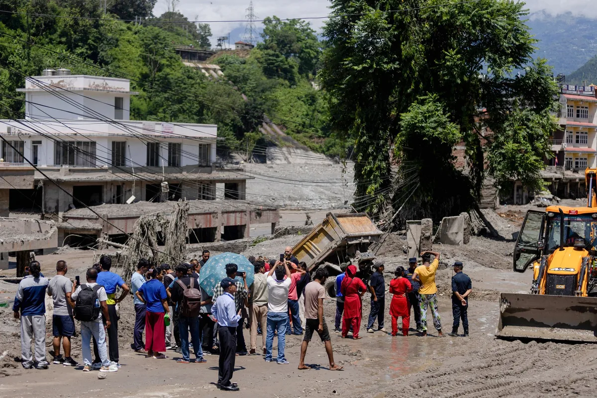 Crues au Népal et au Tibet : menace de rupture d’un lac ; le bilan monte à au moins 472 morts