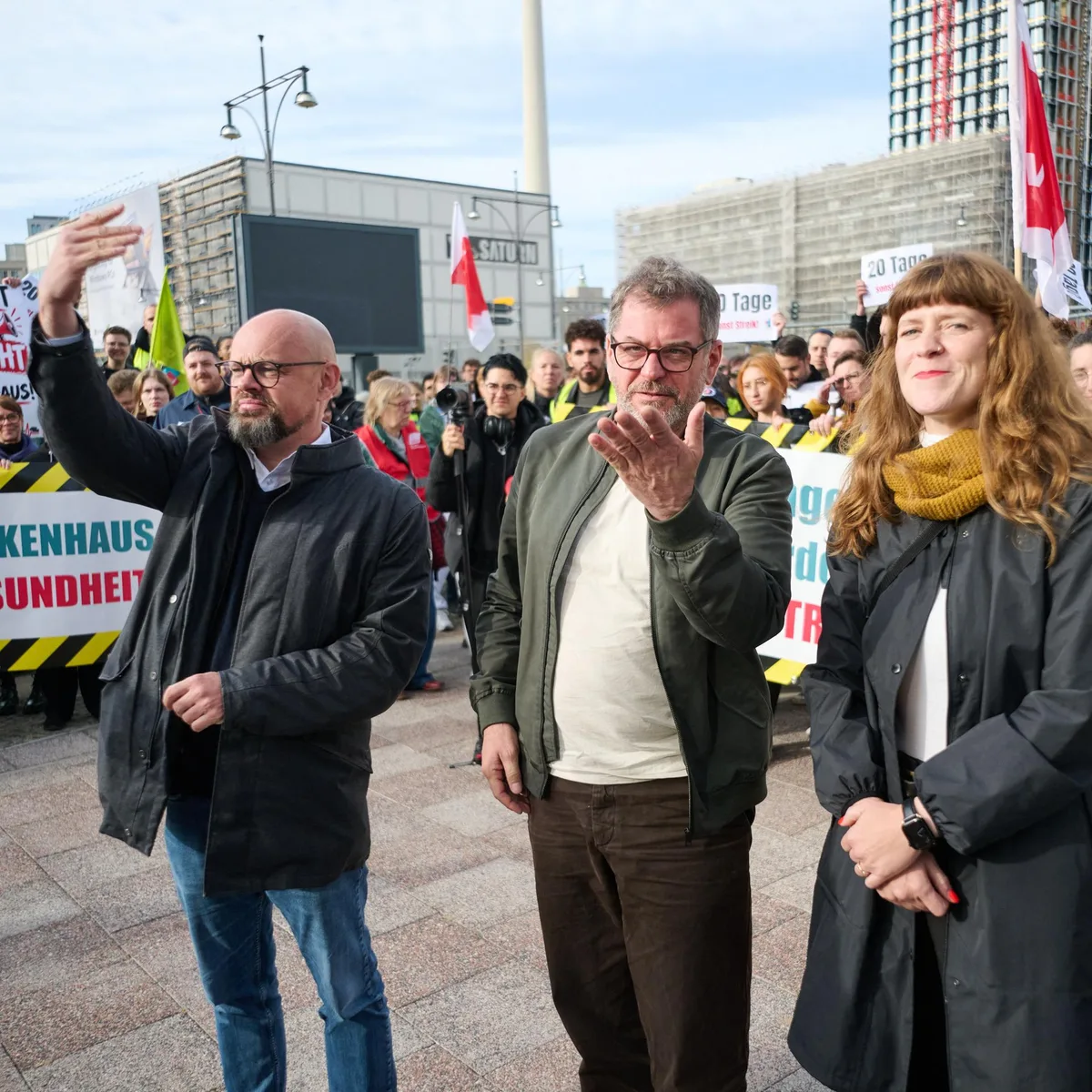 Berlin - Grüne wollen am Montag über mögliche Landesregierung mit Linker und SPD entscheiden