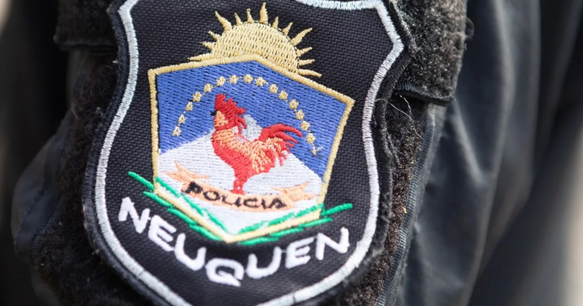 Formulan cargos a una pareja por raid delictivo en Junín de los Andes: ella robó un patrullero y lo tiró al río