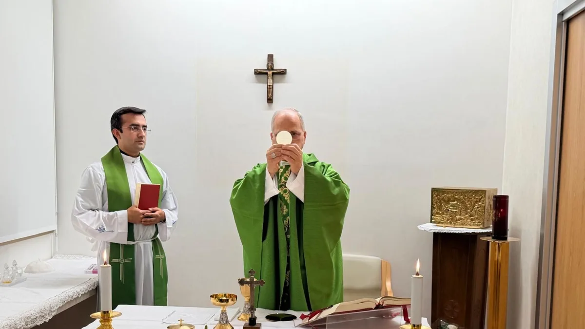 El papa León XIV sale del hospital tras recibir el alta y regresa al Vaticano