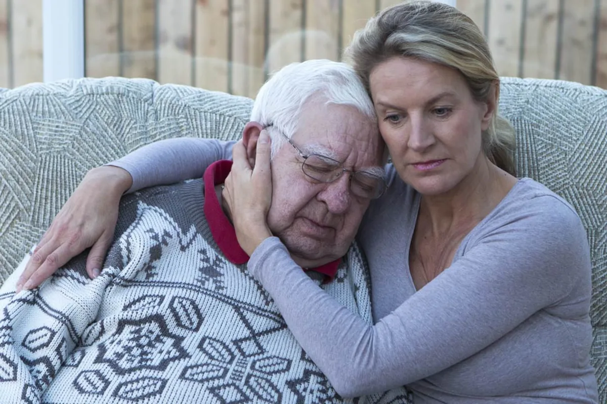 Según la psicología, las personas que cuidan a todos sufren soledad al llegar a los 60 años
