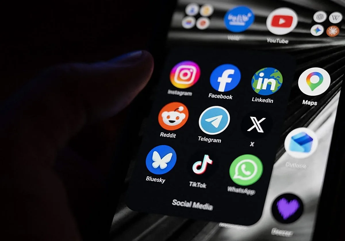 Europa quiere prohibir el 'scroll' infinito en redes sociales a los menores de 18 años