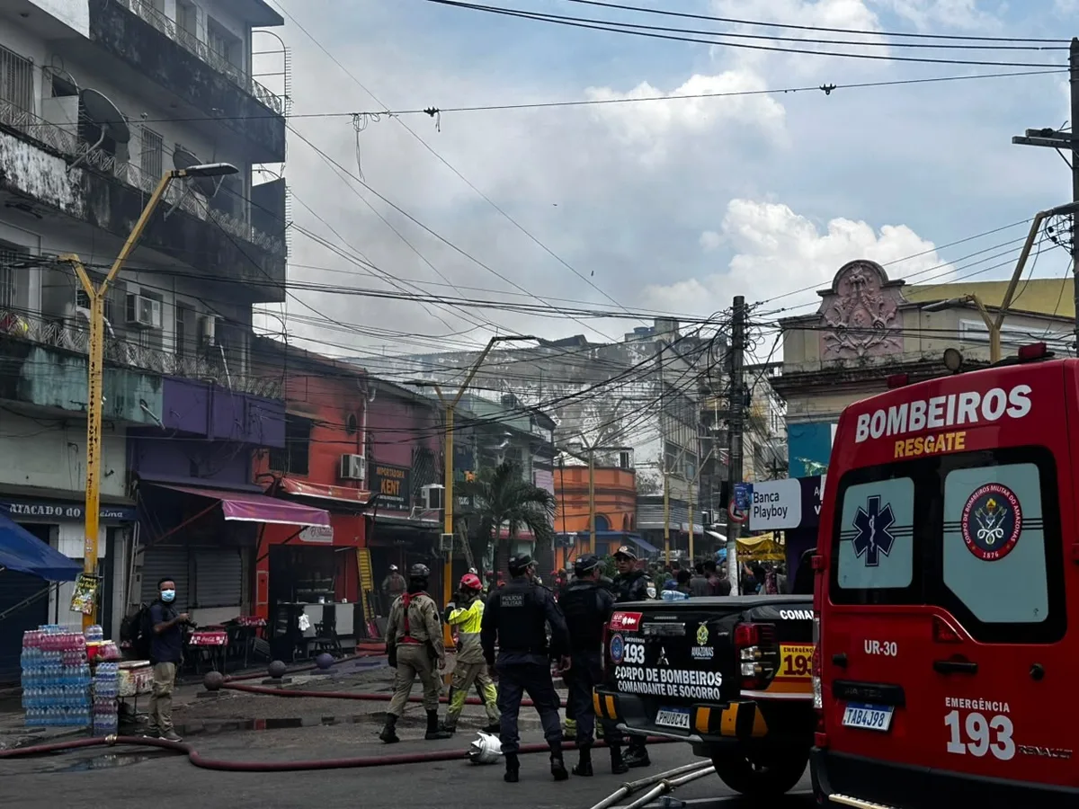 Incêndio em prédios no Centro de Manaus: mais de 20 pessoas são atendidas após inalarem fumaça