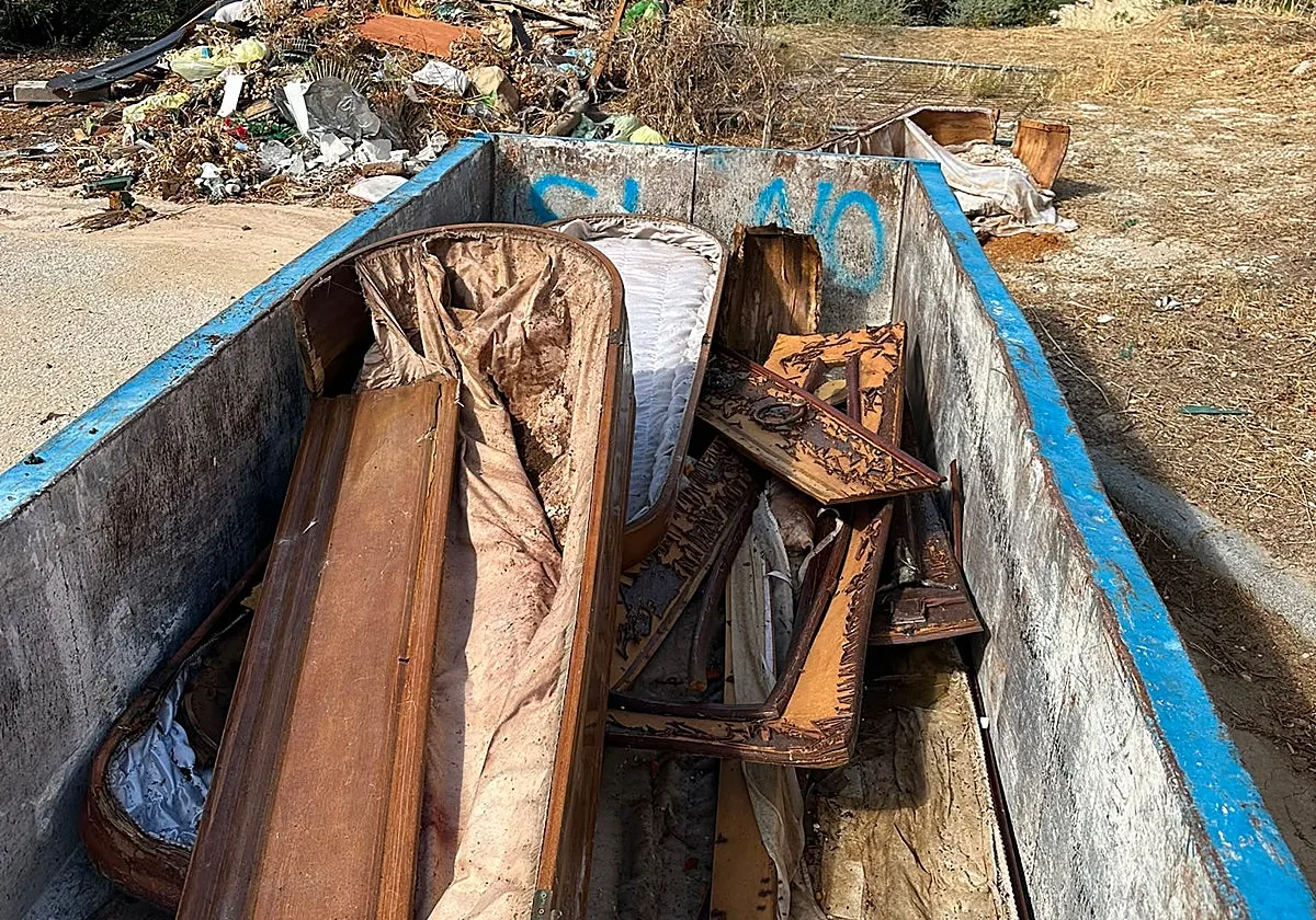 El cementerio de San Fernando en Jaén convertido en un vertedero con restos de féretros y mortajas mezclados con basura