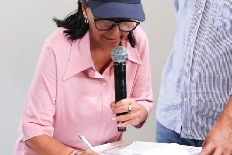 Rodríguez promulga ley para acelerar la construcción de viviendas tras sismos
