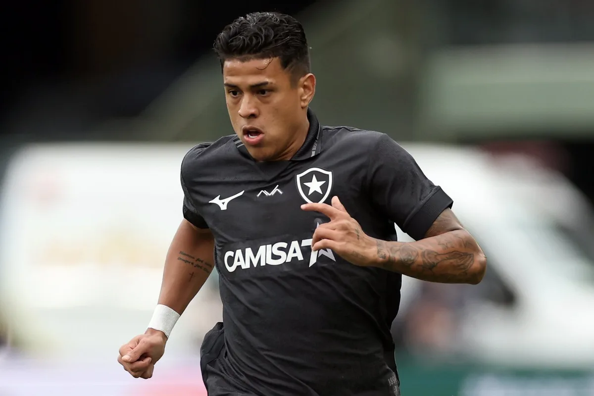 Matheus Martins retoma espaço no Botafogo de Tite após venda frustrada para a Rússia
