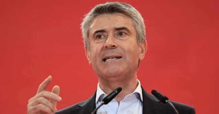 Carneiro defende "remodelação na Administração Interna"