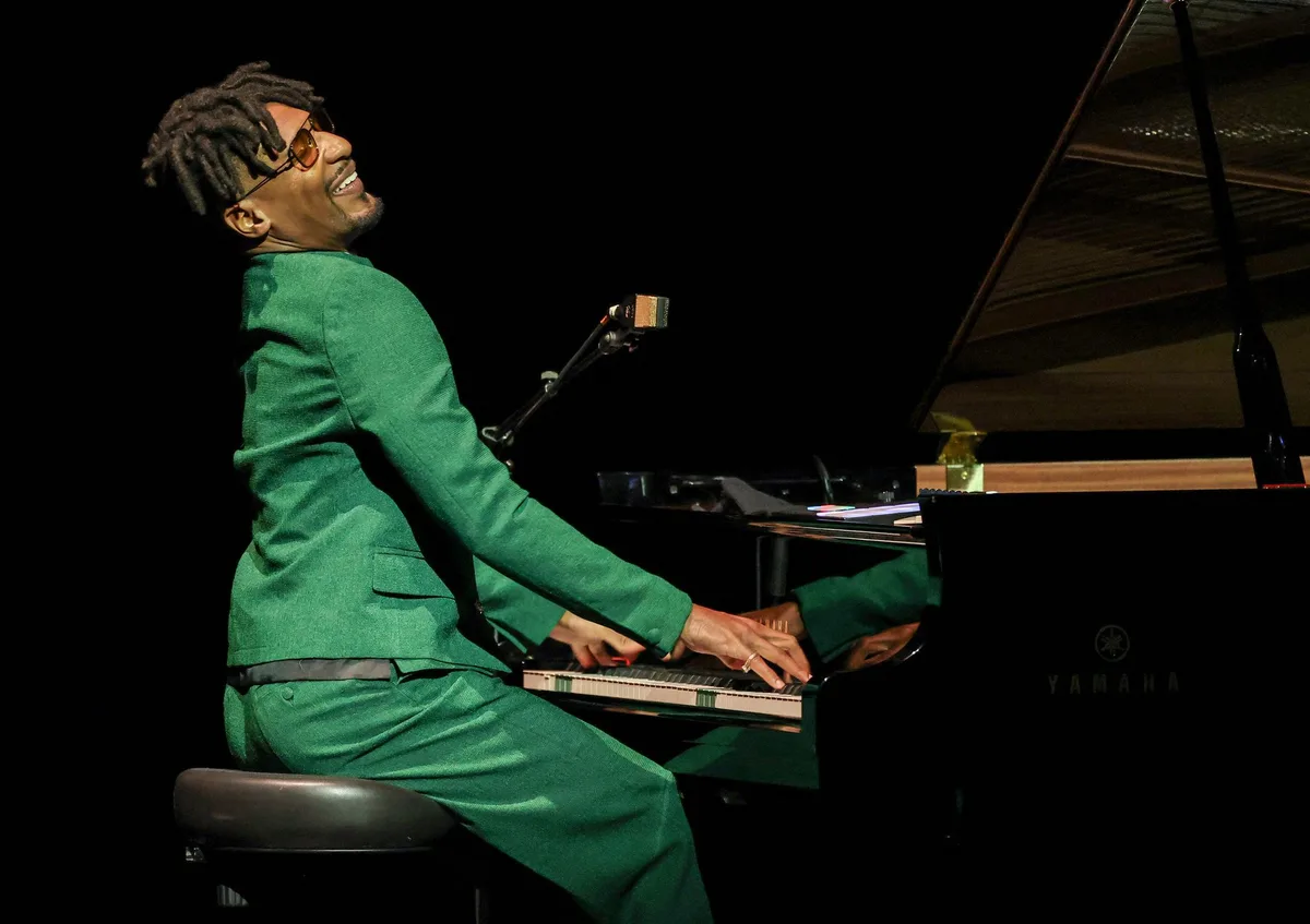 En revisitant Mozart et Monk, le jazzman Jon Batiste met toutes les musiques en fusion