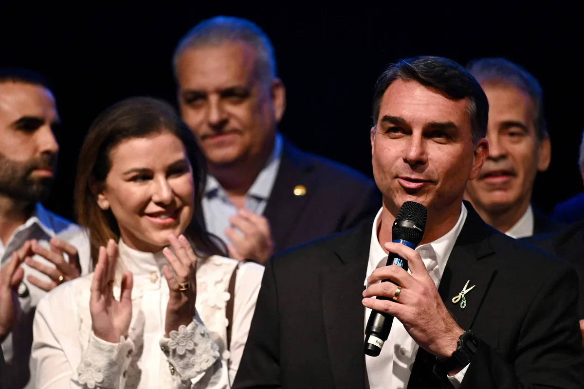 Patrimônio de Flávio cresce 211% desde eleição como senador há 8 anos