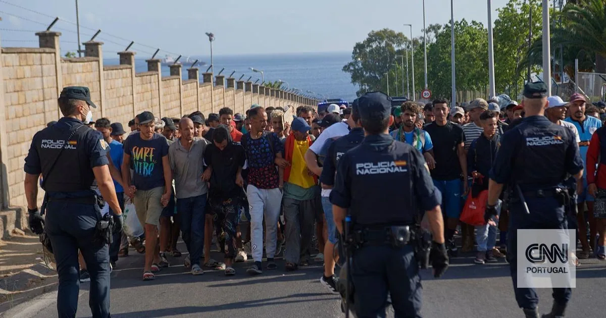 Onze migrantes vão ser deportados de Ceuta após emboscada que acabou em agressões a militares