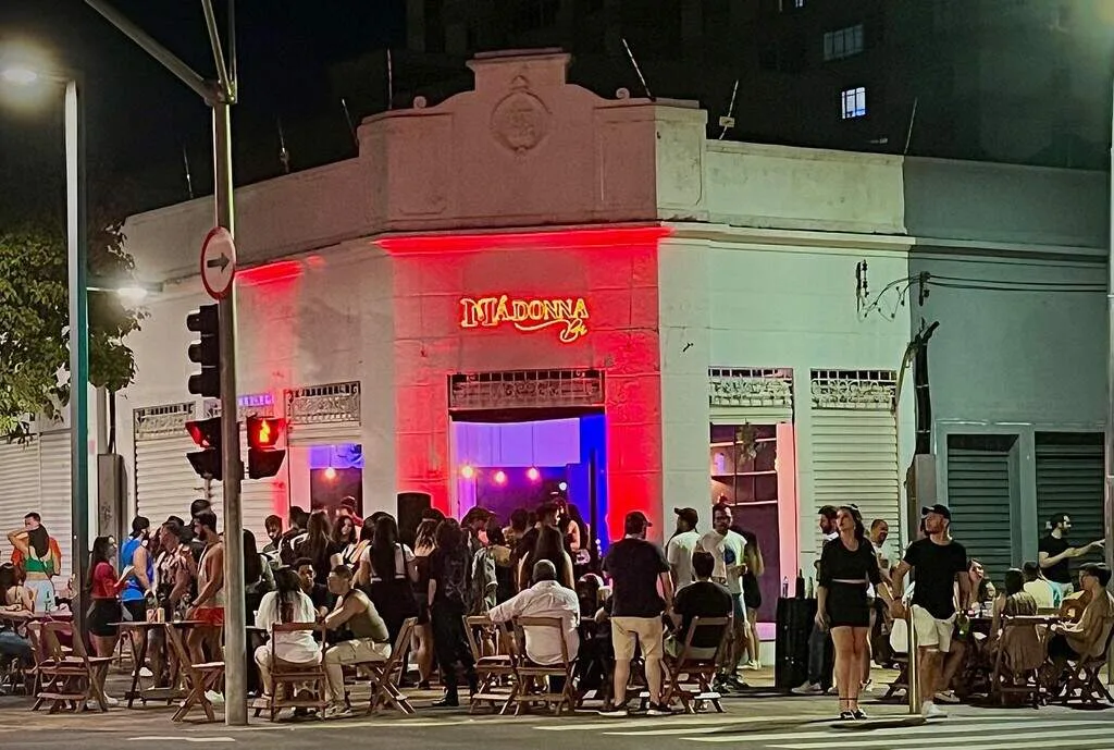 Bar com drinks inspirados em vilãs fecha após pouco mais de dois anos