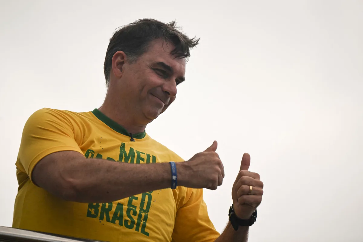 Flávio Bolsonaro chama Lula de "caloteiro da esperança" em 1º discurso