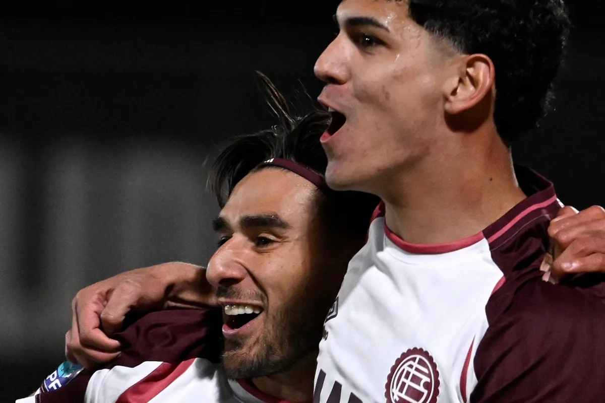 Lanús puso en marcha el 3-0 a Deportivo Riestra con un gol de área a área, en tres pases