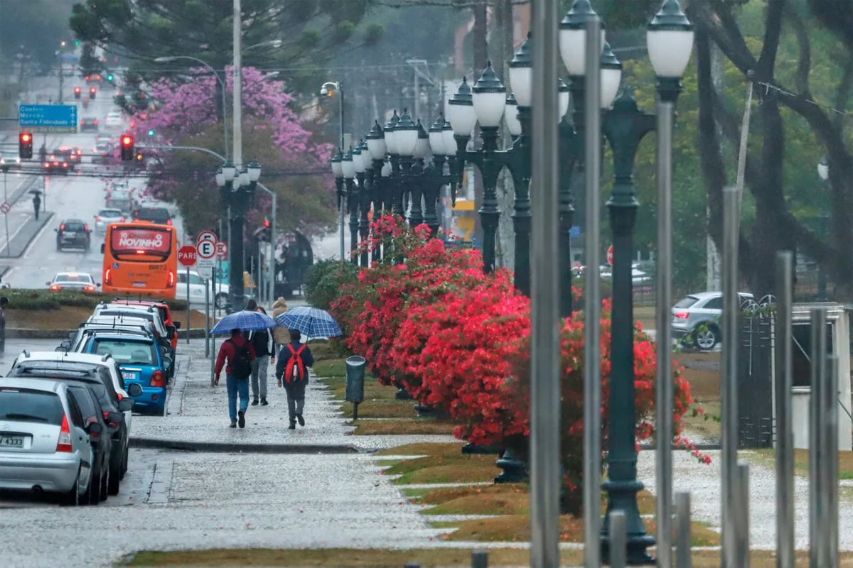 De 30°C a 10°C: nova frente fria se aproxima do Paraná e quarta pode ser o último dia de calor da semana
