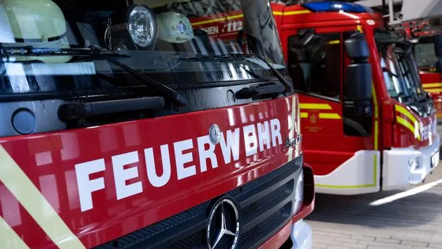 Feuerwehr im Einsatz: Wohnung in Stuttgarter Mehrfamilienhaus ausgebrannt