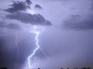 Orages : grêle, forte activité électrique et cumuls de pluie localement importants pour l’ouest de la France en soirée