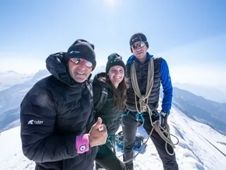 « Ma vie est géniale » : trois ans après son amputation des quatre membres, elle gravit un sommet à plus de 4000 mètres