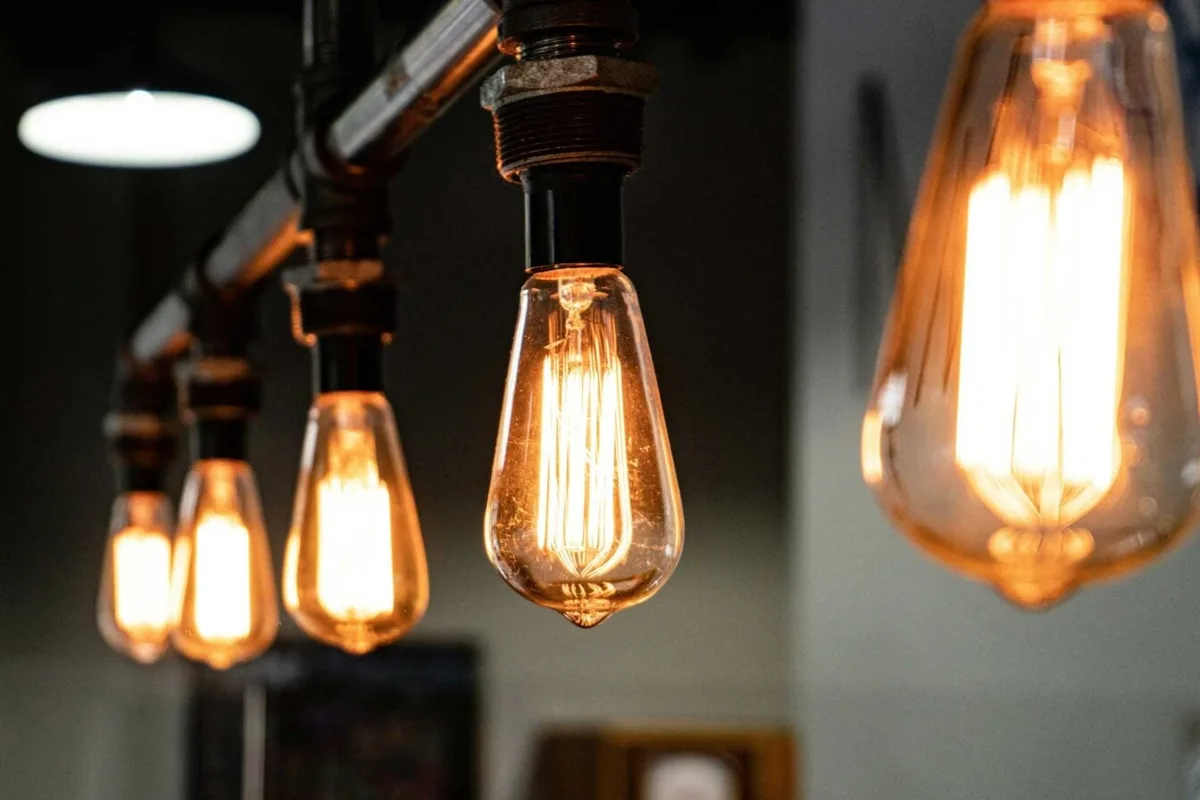Clim limitée et machines à 3h du matin : le nouveau quotidien de 72 % des Français face à la flambée de l’électricité