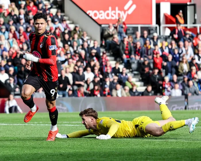 Evanilson swivels his hips to seal Bournemouth win against 10-man Sunderland