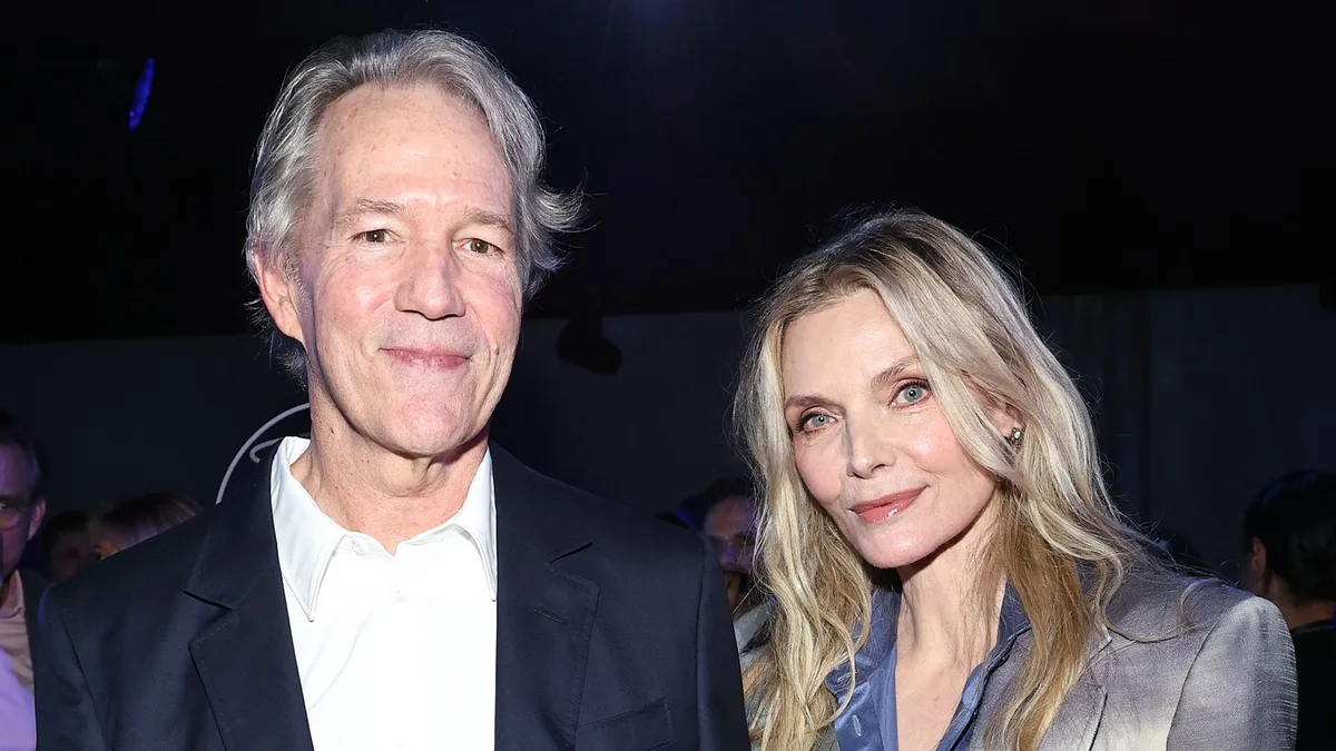 Michelle Pfeiffer (68) reaparece radiante junto a su marido, David E. Kelley, quien rara vez se deja ver