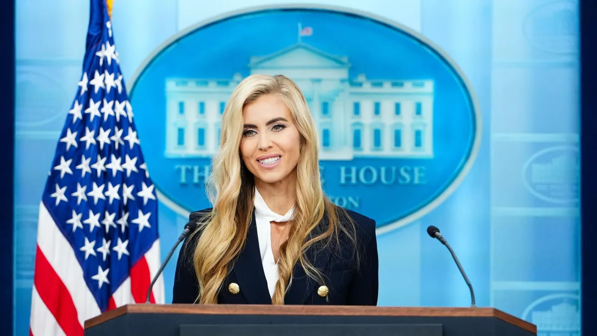 Zweifel an Qualifikation: Trumps Sprecherin bei Prüfung durchgefallen