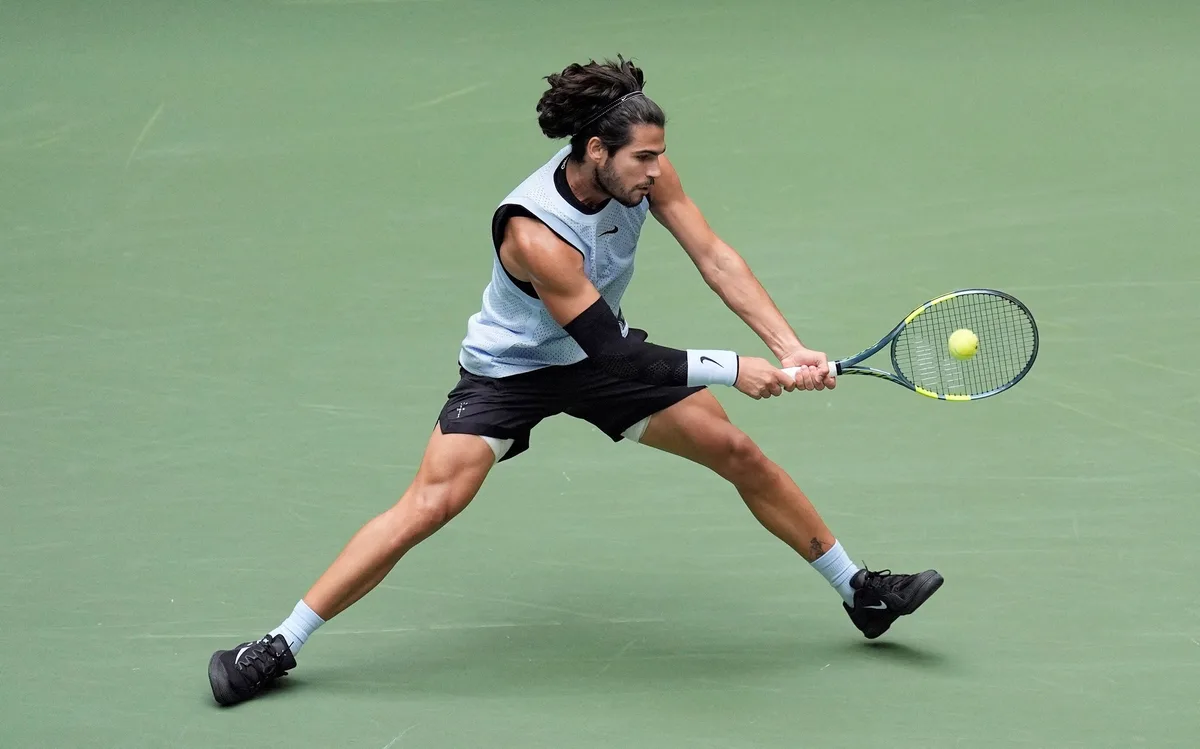Alcaraz powers into US Open quarterfinals while Sabalenka and Noskova book showdown