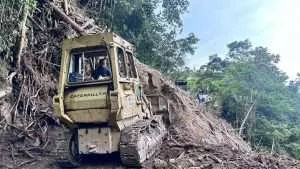 Habilitan paso controlado en vía a Choroní para evacuar vehículos