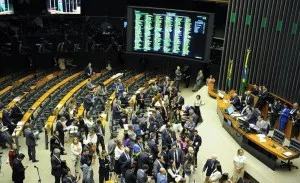 Congresso aprova obrigatoriedade de aprovação no Enamed para exercer medicina