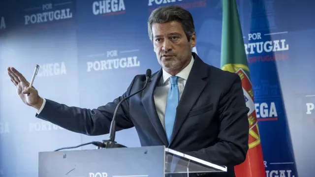 Ventura decide moção de censura e pede "conversa" a Seguro