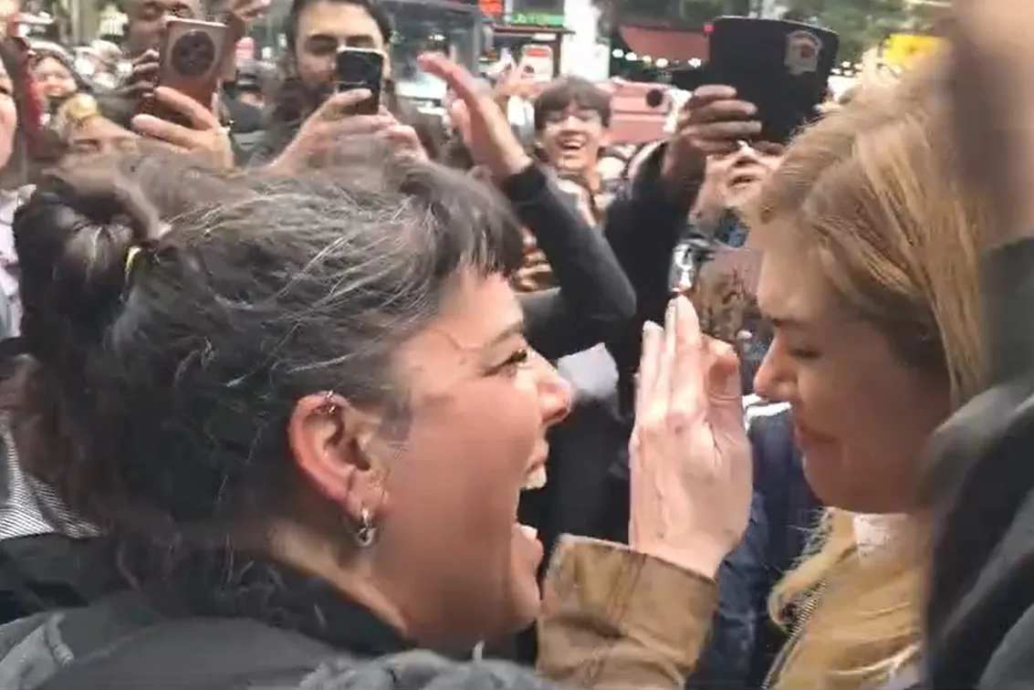 Lilia Lemoine fue increpada por un grupo de manifestantes a la salida del Congreso