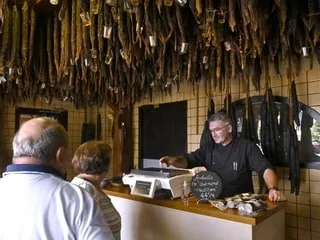 « On nous embête à cause de cette tradition » : la réglementation aura-t-elle la peau de l’andouille de Guémené ?