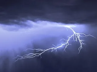 Orages : arbres arrachés et transports perturbés jeudi en Île-de-France, des pare-brise brisés par la grêle dans l’Est