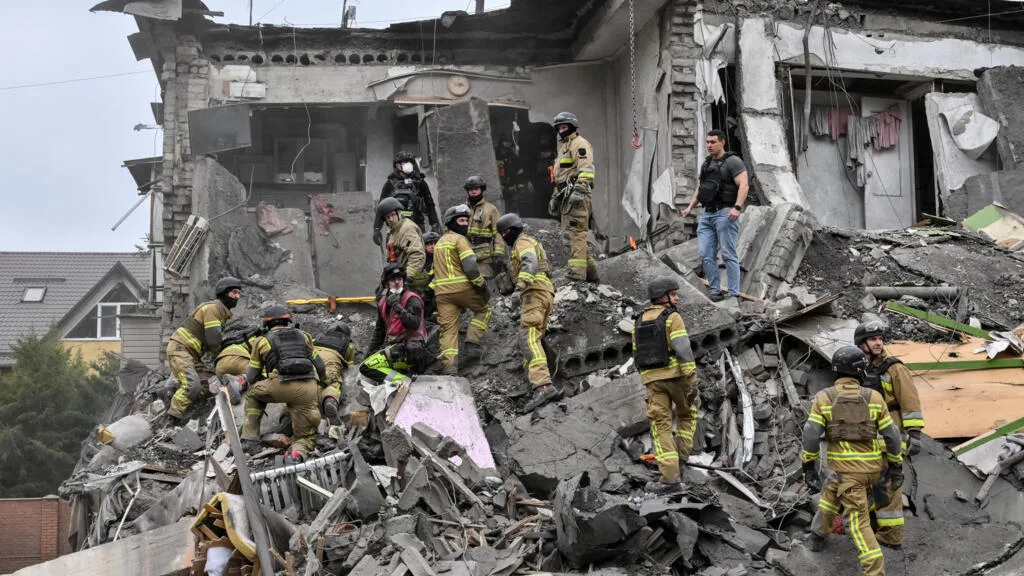 Ukraine : 20 morts à Zaporijjia, passe d'armes entre Trump et Zelensky