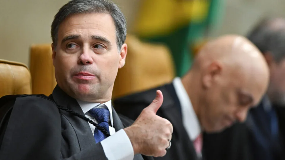 Mendonça envia esclarecimentos a Fachin sobre pedidos à PF para identificar rede de influência de Vorcaro
