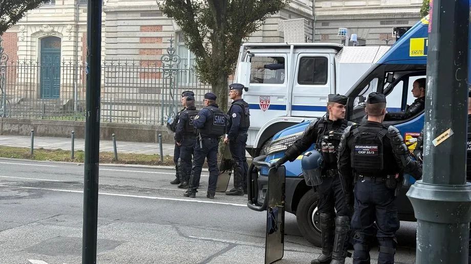 VIDÉO - Les forces de l'ordre retirent leur casque lors d'une mobilisation lycéenne à Rennes