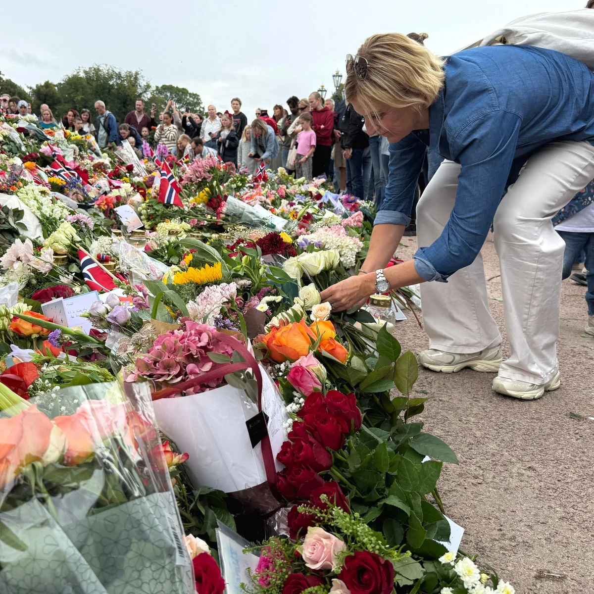 Tod von König Harald V. - Norweger tragen sich in Kondolenzbücher ein
