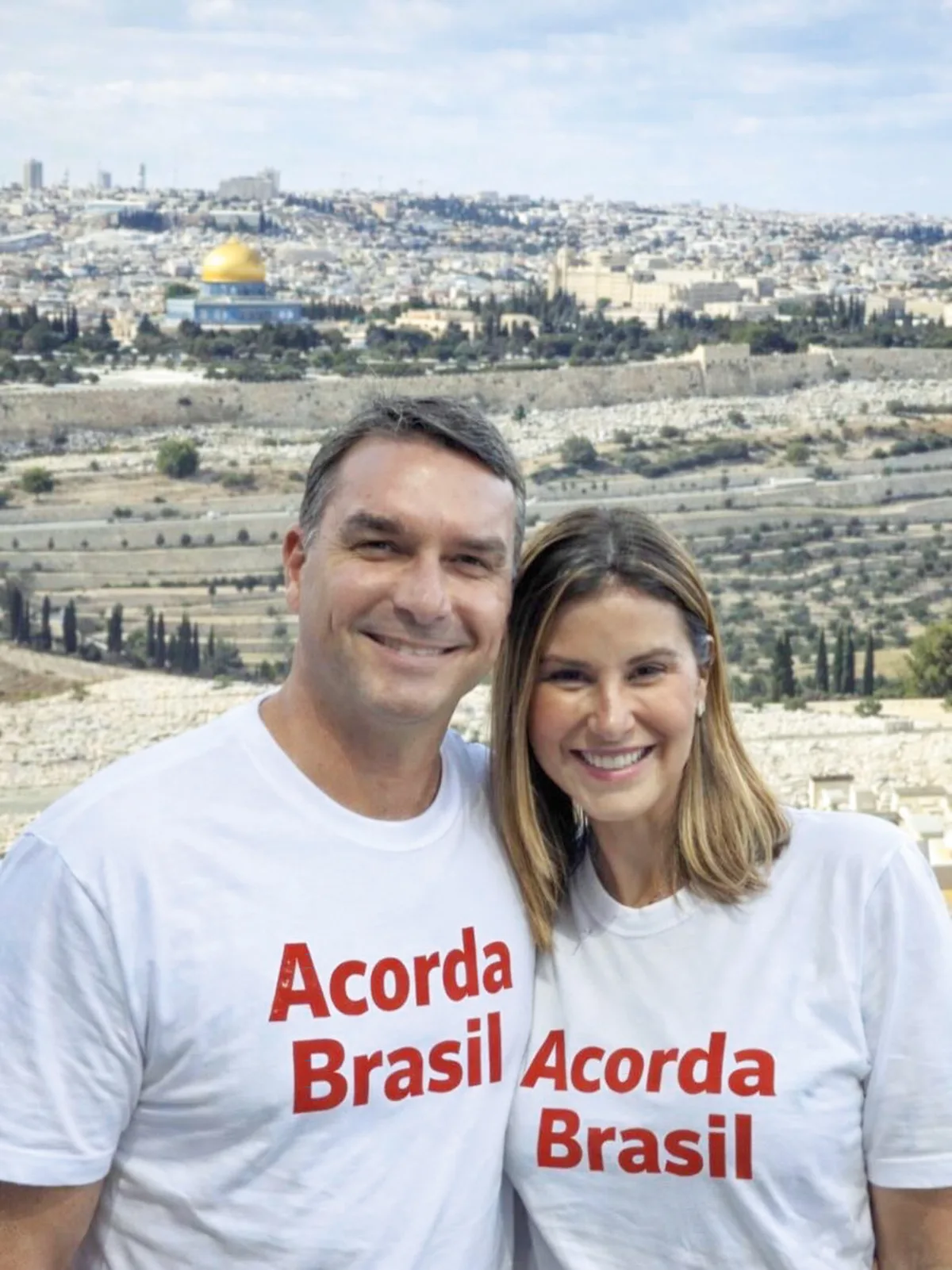 Em primeiras inserções, Flávio Bolsonaro apresenta família e evita confronto com Lula