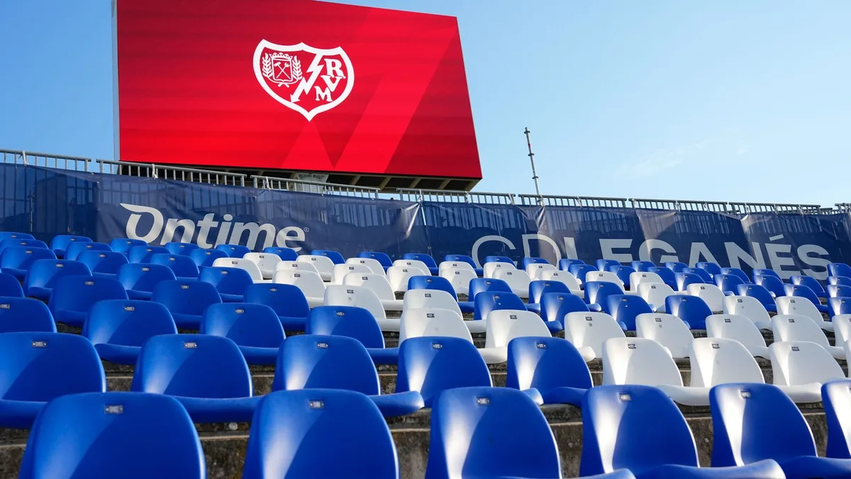"Presa, vete ya". Poca afición y mucha bronca contra Presa el día que el Rayo fue local en Leganés