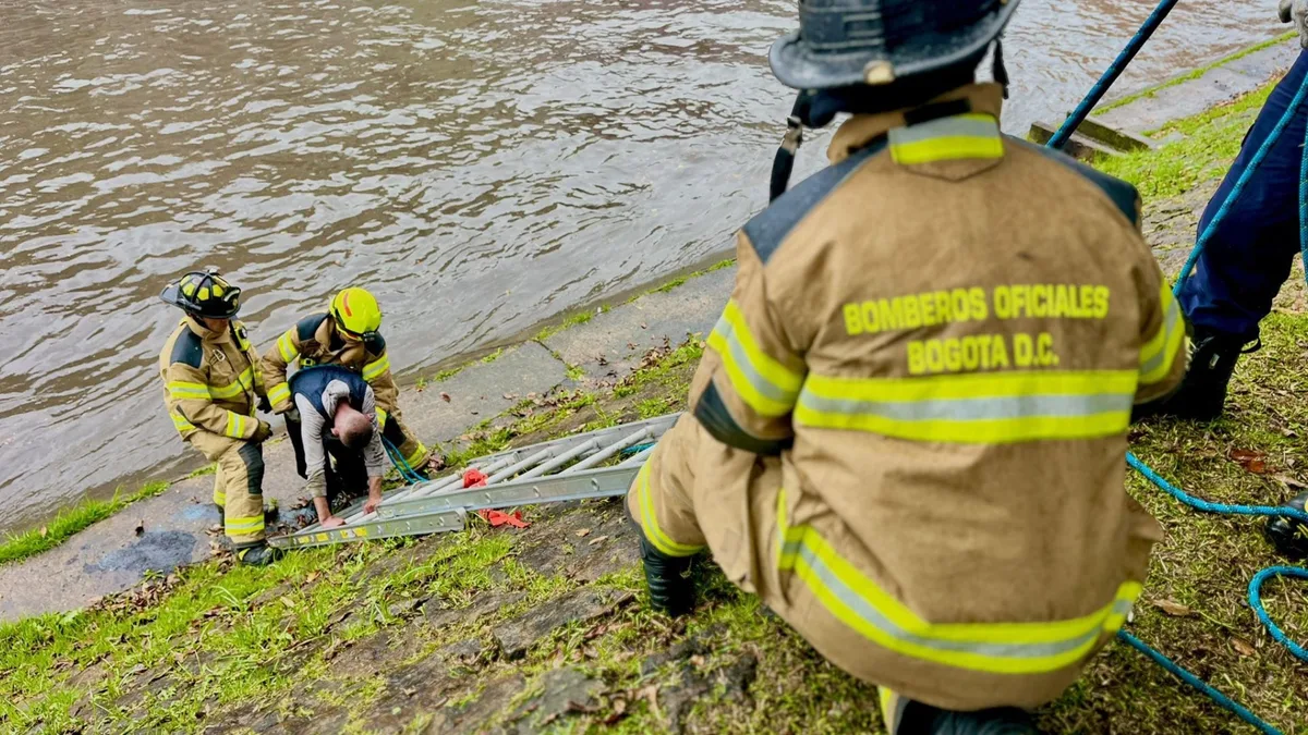 Dos personas fueron arrastradas por la corriente generada por las fuertes lluvias en Bogotá: todo quedó en video