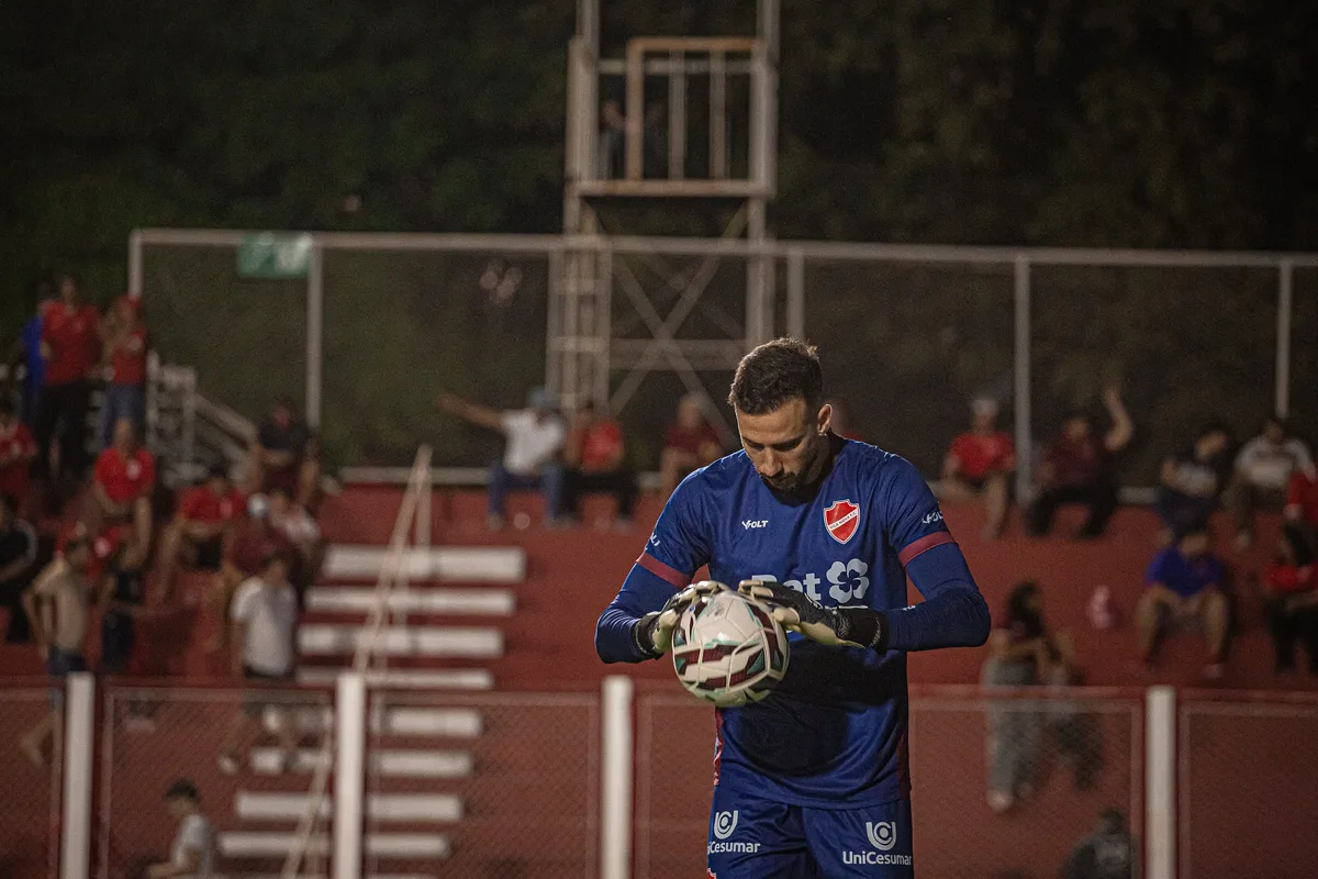 Helton Leite destaca sequência sem sofrer gols e mira mais um resultado positivo pelo Vila