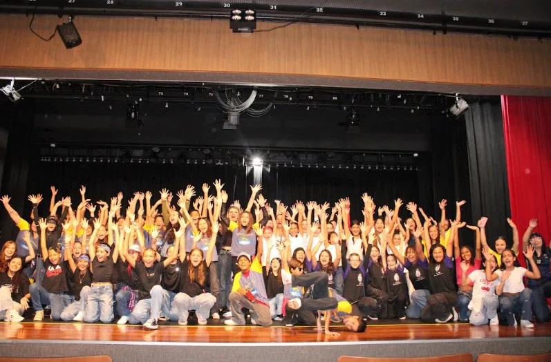 Dança de rua leva crianças e adolescentes do Guanandi ao teatro