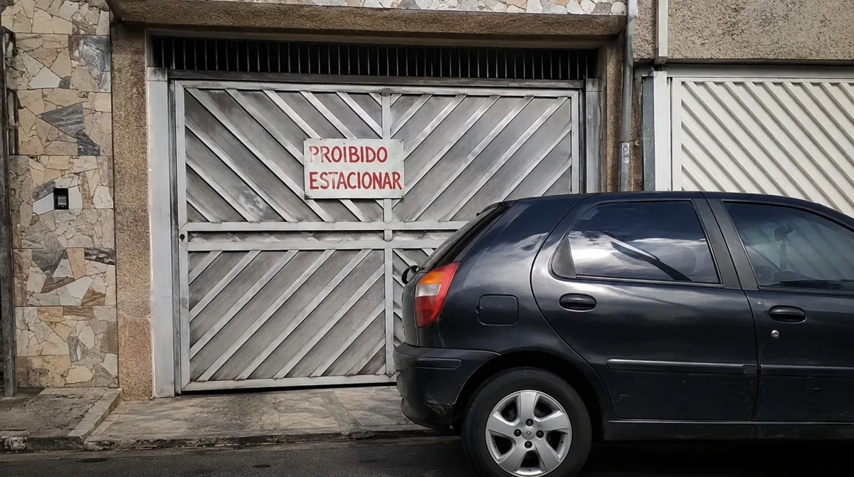 É legal colar um sinal de proibição de estacionamento no portão de casa?