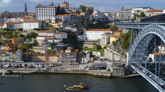 Manifestantes regressam à Praça D. João I para assembleia popular