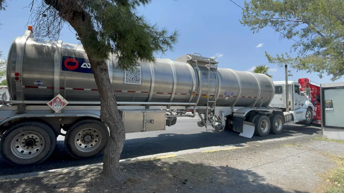 Aseguran doble pipa con 67 mil litros de combustible en carretera a Monclova