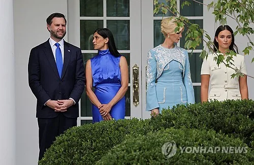 [미중정상회담] 9년전 시진핑에 중국어 노래 불러준 트럼프 손녀 전면에